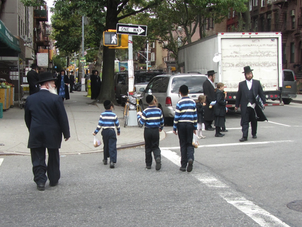 Straßenszene im orthodox-jüdischen Teil von Williamsburg 2012 (eigenes Foto)