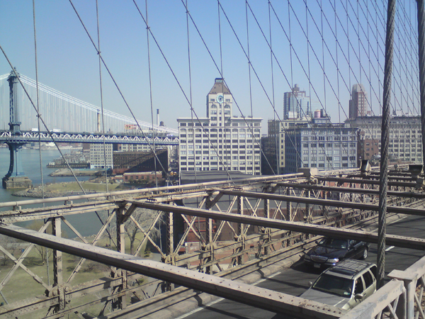 Blick auf den DUMBO-Bezirk von der Brooklyn Bridge 2010  (eigenes Foto)