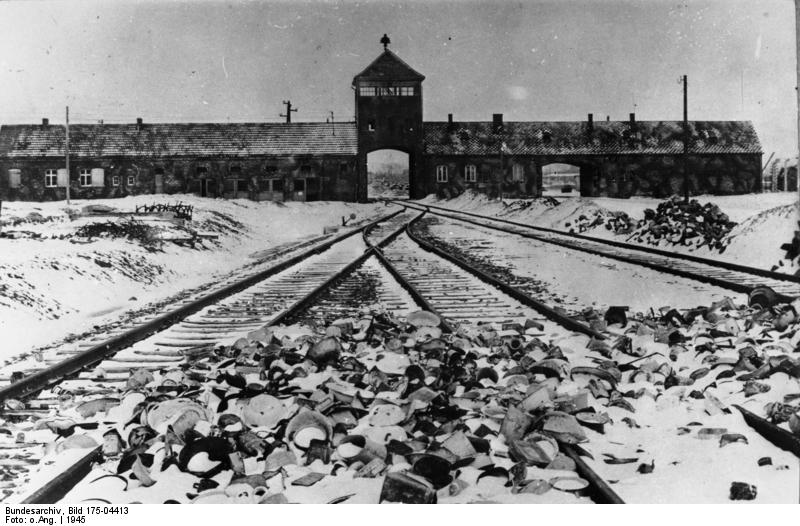 KZ Auschwitz, Einfahrt (Quelle: Deutsches Bundesarchiv)