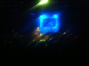 Peter Hook live auf der Bühne in Eindhoven
