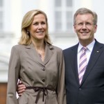 Der Nassauer Christian Wulff mit seiner Frau Bettina vor seinem bald Ex-Arbeitsplatz