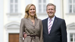 Der Nassauer Christian Wulff mit seiner Frau Bettina vor seinem bald Ex-Arbeitsplatz