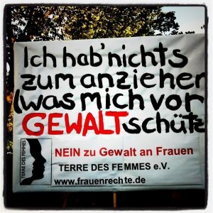 Terres des Femmes-Plakat auf dem Slutwalk 2011, Berlin