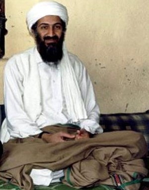 Osama bin Laden Foto: Hamid Mir interviewing Osama bin Laden.jpg: Abdul Rahman bin Laden (son of Osama bin Laden) took the photo and released it to Hamid Mir, a Pakistani news reporter at the time. Lizenz: CC