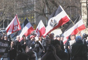 Schwarz-Weiß-Rot ist auch bei Neonazis beliebt: Demonstration der NPD-Jugend in München. Foto: Wikipedia/Rufus46