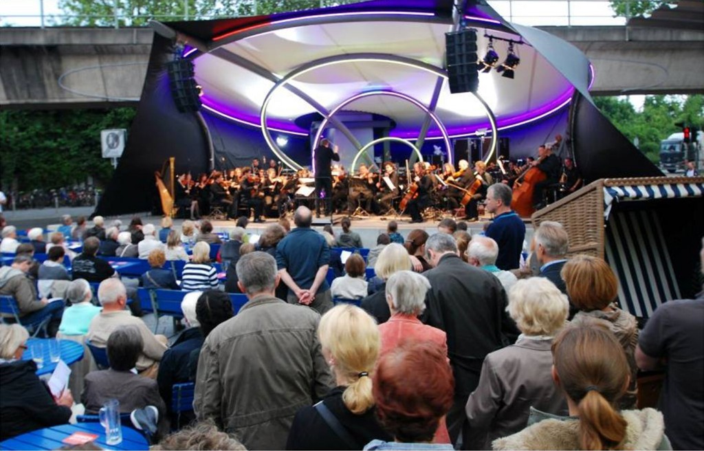 Die neue gestaltete Bühne auf dem Konrad-Adenauer-Platz