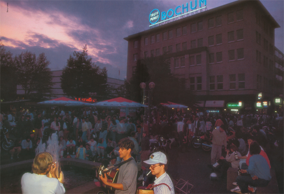 Der Konrad-Adenauer-Platz im Jahre 1985, im Vordergrund Markus Gloria an der Gitarre