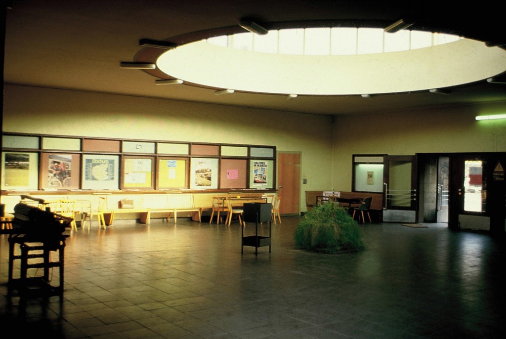Die Wartehalle des ehemaligen Hauptbahnhofs mit dem kreisrunden Oberlicht bevor sie dem Verfall Preis gegeben wurde