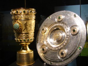 DFB-Pokal und Meisterschale. Foto: Robin Patzwaldt