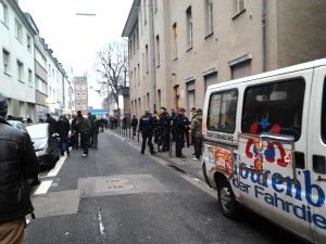 Polizei vor dem Flüchtlingsheim in Köln Ehrenfeld. Foto: Strassenstriche.net