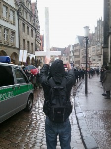 Hier kam von linker Seite komischerweise kein Verweis auf zu respektierende religiöse Gefühle: Protest gegen den 1000 Kreuze Marsch in Münster.