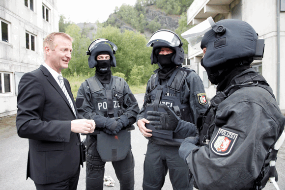 Ralf Jäger besichtigt seine Spezialeinheiten Foto: Innenministerium NRW
