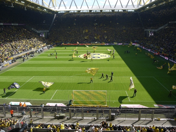 Das stimmungsvolle Stadion in Dortmund. Foto: Robin Patzwaldt