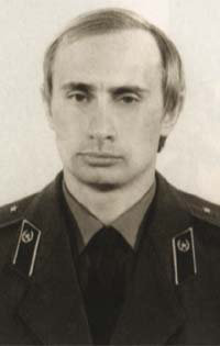 Der junge Wladimir Putin in KGB-Uniform Foto: Vladimir Putin Lizenz: www.kremlin.ru.