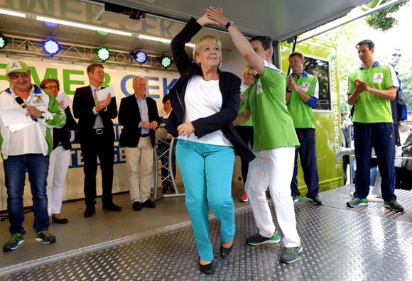 Hannelore Kraft - tanzend.  Foto: Staatskanzlei Nordrhein-Westfalen / Foto: Ralph Sondermann