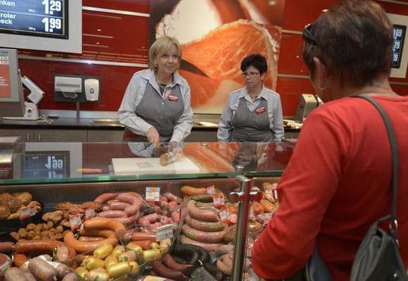 Darfs eine Scheibe Fleischwurst für die Kleinen sein? Foto: Staatskanzlei Nordrhein-Westfalen / Roberto Pfeil 