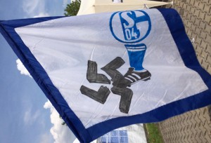 Schalker Fans zeigen Flagge. Foto: Michael Kamps