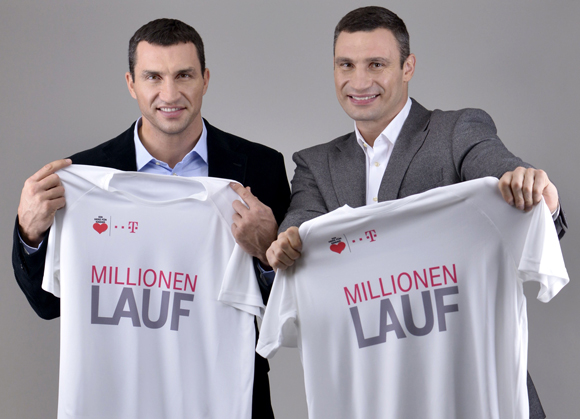 Vitali und Wladimir Klitschko rufen beim Telekom Millionen-Lauf zum Endspurt auf. Eine gute Idee - ich lauf schon mal weg von der Telekom. Foto: Telekom/PR