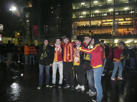 Vereinte Fans von Borussia Dortmund und Galatasaray Istanbul vor dem Stadion