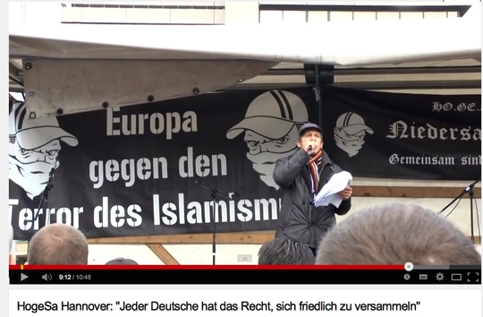 AfD-Mann Alexander Heumann als Redner bei der HoGeSa-Demo