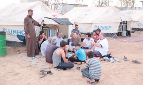 Tobias Huch (Mitte) beim Besuch eines kurdischen Flüchtlingslagers 