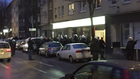 Neonazis im Polizeikesse an der Leopoldstraße