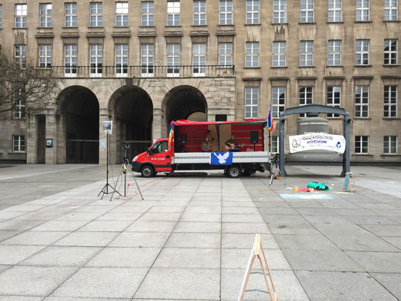 Bochum, 14.40 Uhr. Die Friedensbewegung gönnt sich ein Knoppers und macht eine Pause