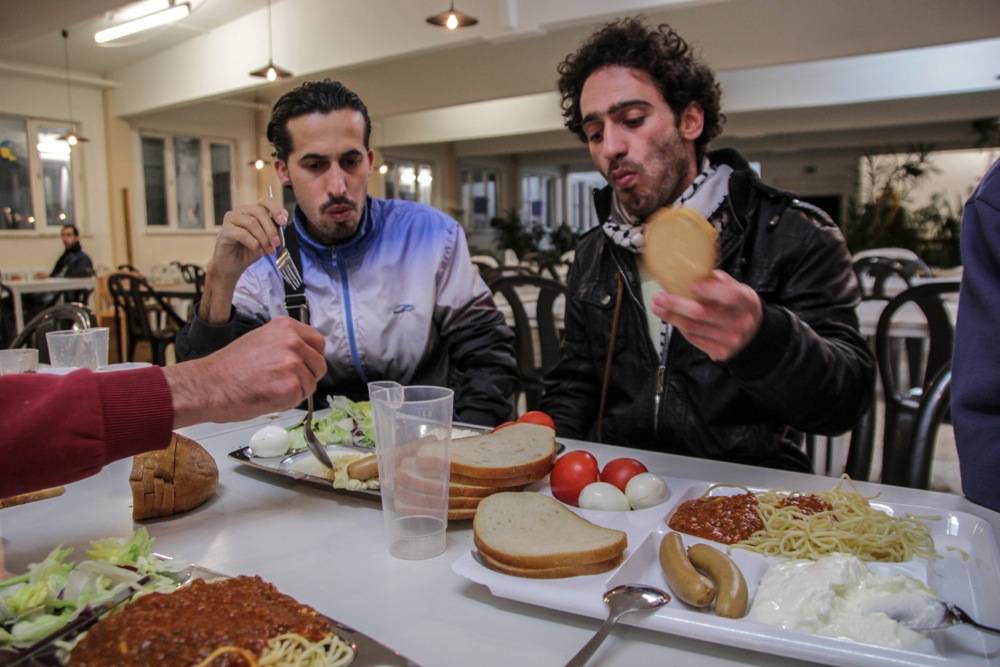 Ein vergleichsweise üppiges Essen. Selber kochen können Tamim und die anderen Flüchtlinge in der Einrichtung nicht. Foto: Felix Huesmann