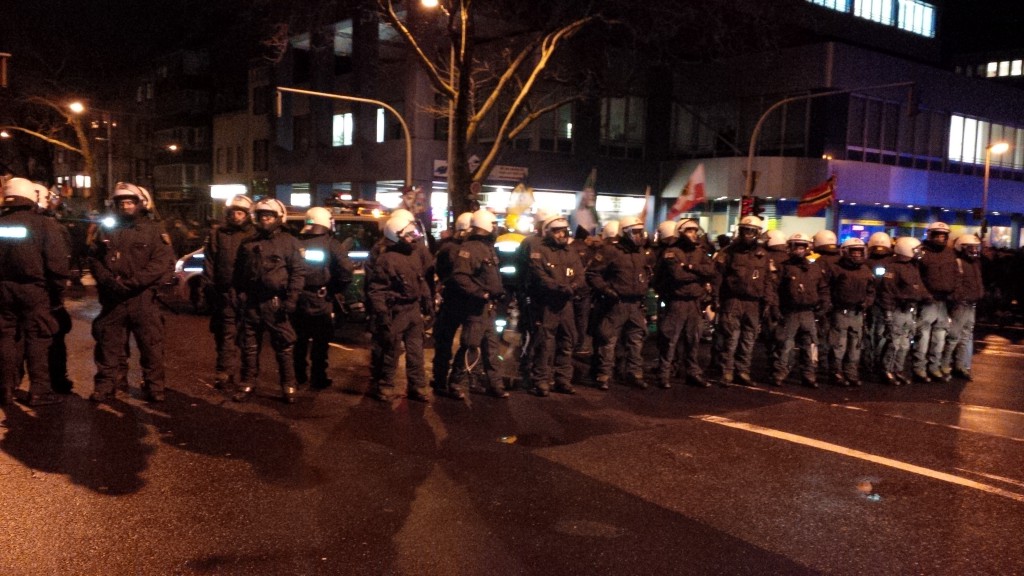 Die Polizei zwischen PEGIDA und Gegendemonstranten. (Foto: Sebastian Weiermann)