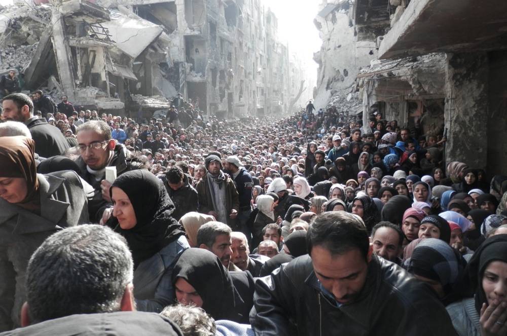 Tausende Menschen warten im Flüchtlingslager Yarmouk auf Hilfslieferungen. Foto: UNRWA