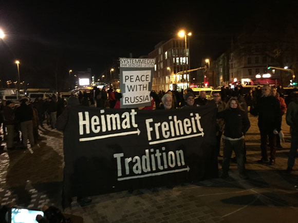 Melanie Dittmer (rechts) auf der Kögida-Kundgebung in Köln. 
