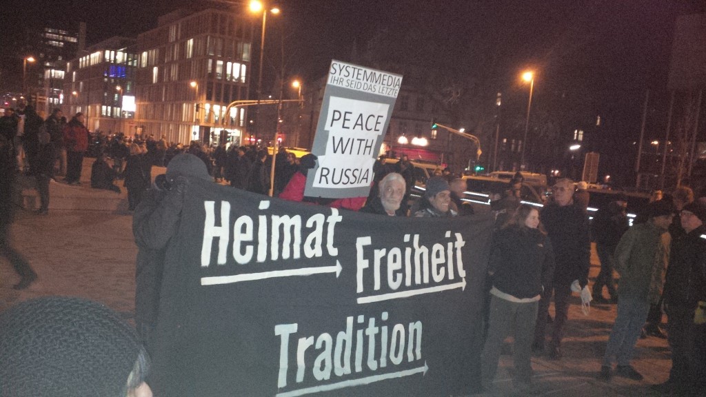 Rechts am Transparent Melanie Dittmer, bei einer Kundgebung in Köln (Foto: S.Weiermann)