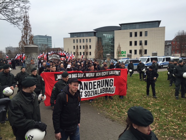 Nazis setzen sich in Marsch
