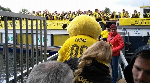 Andere BVB-Fans unternehmen mit Maskottchen Emma eine Bootsfahrt. Foto: Datteln Kohle Kanal