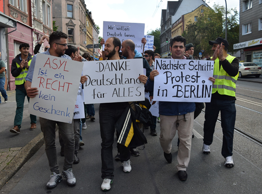 Syrer demonstrieren vor dem Bundesamt für Migration und Flüchtlinge, Foto: Ulrike Märkel