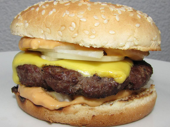 Cheeseburger Foto: Thogru  Lizenz: CC BY 3.0