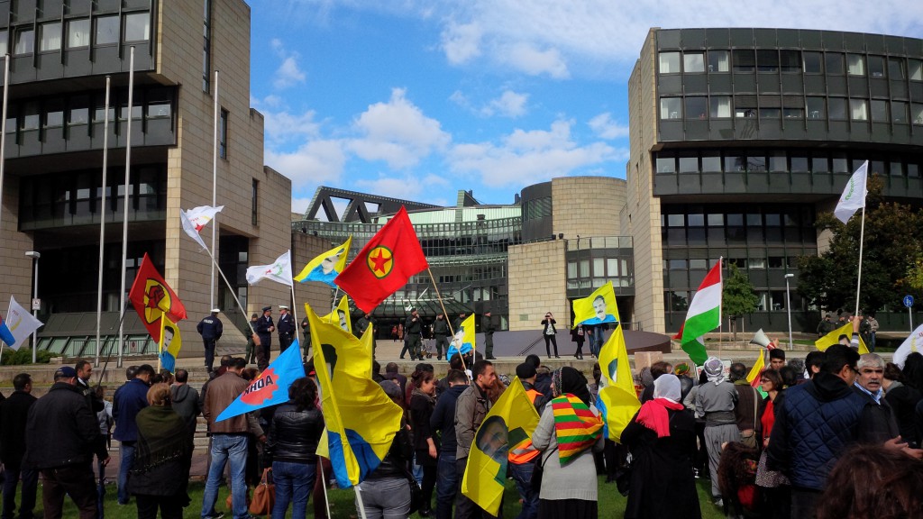 Die PKK-Fahne vorm NRW Landtag, bei einer Demonstration im letzten Herbst.