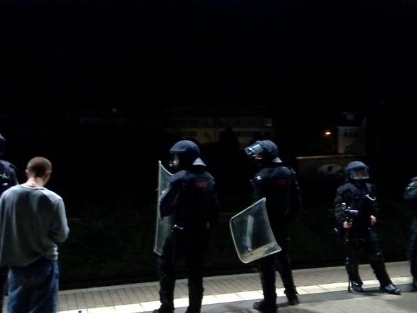 Polizei am Bahnhof Heidenau, nachdem Antifaschisten mit Steinen beworfen wurden.