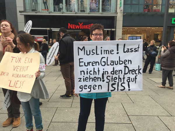 Protest gegen Salafisten in der Frankfurter Fußgängerzone Zeil.