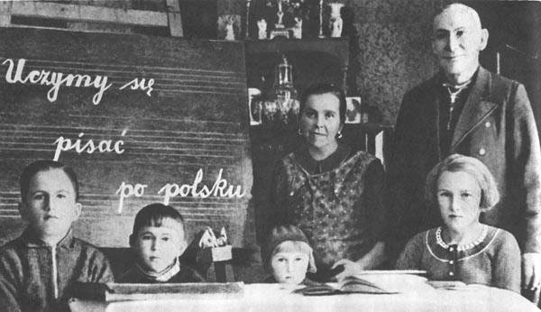 Vermutlich 20er Jahre: Polnische Kinder lernen polnisch in Deutschland. Quelle: Botschaft Polens.