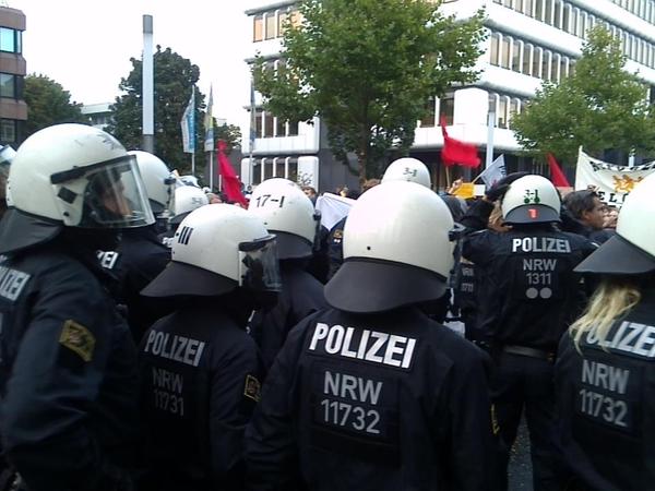 Polizei mit drei Reihen vor Nazi-Gegnern