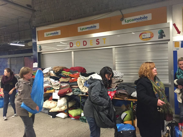 Hunderte Dortmunder kamen zum Bahnhof um den Flüchtlingen zu helfen.