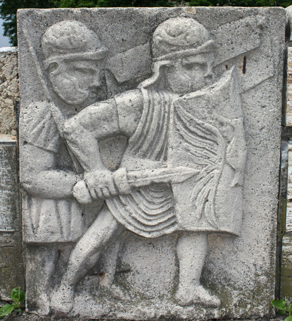Originalgetreue Nachbildung eines Reliefs einer Spolie, die dem Prätorium des Legionslagers zugeordnet wird. Foto: Martin Bahmann Lizenz: CC BY-SA 3.0