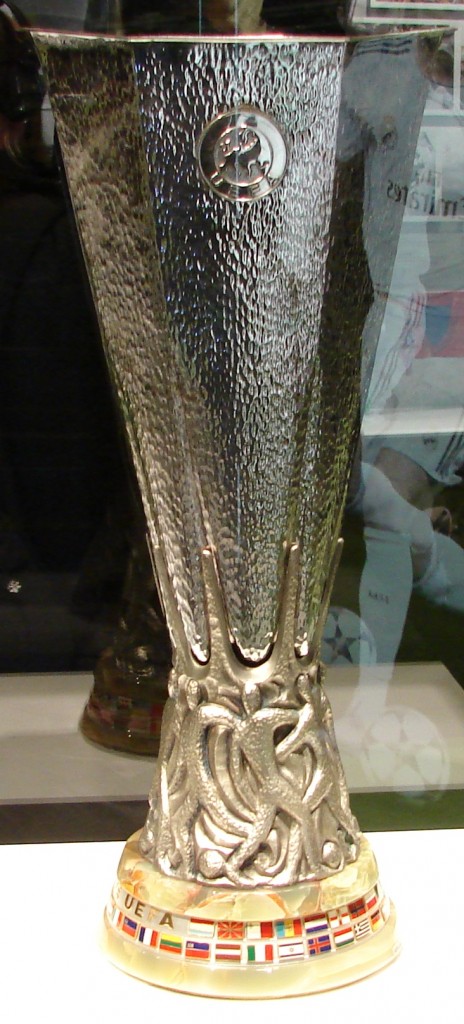 Eine Kopie des Pokals steht schon im Fußballmuseum in Dortmund. Foto: Robin Patzwaldt