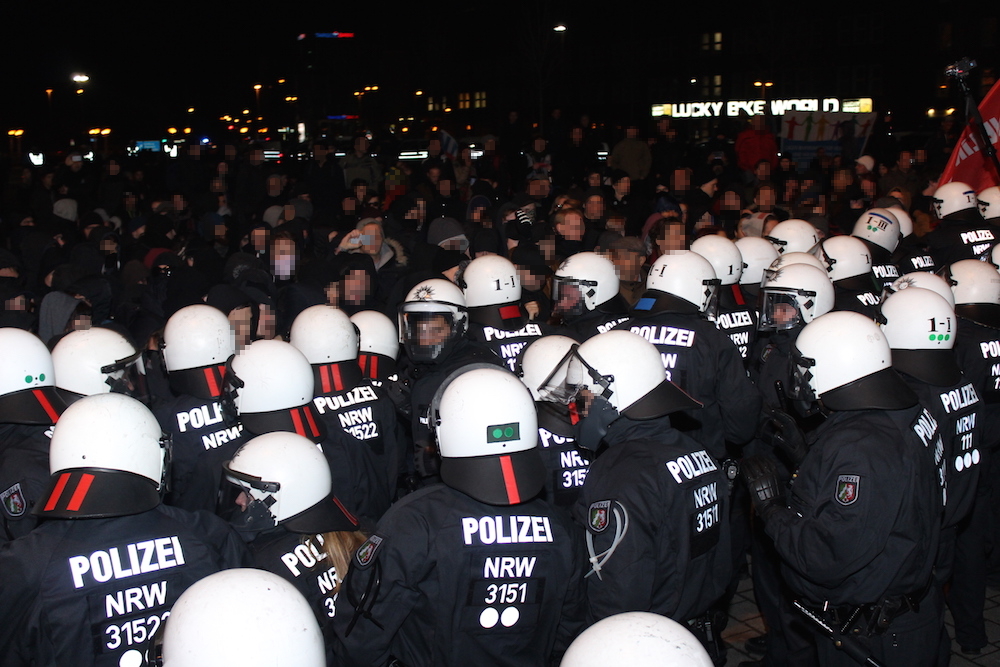 Verdichtungsszene Duisburg Hauptbahnhof:Polizei gegen Anti-Pegida-Demo