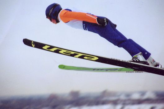 Das Sportjahr beginnt traditionell beim Skispringen. Quelle: Wikipedia, Lizenz: gemeinfrei 