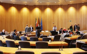 Plenarsaal im NRW-Landtag: kreisförmige Sitzreihen mit Abgeordneten.