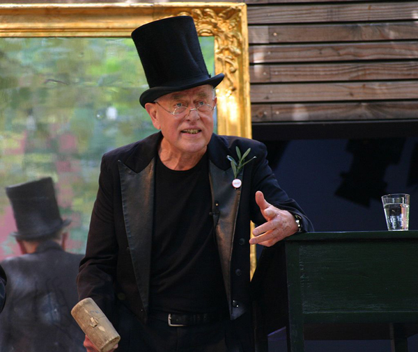 Claus Peymann während einer Versteigerung im Hof des Berliner Ensembles im Juni 2011 Foto: SpreeTom Lizenz: CC BY-SA 3.0