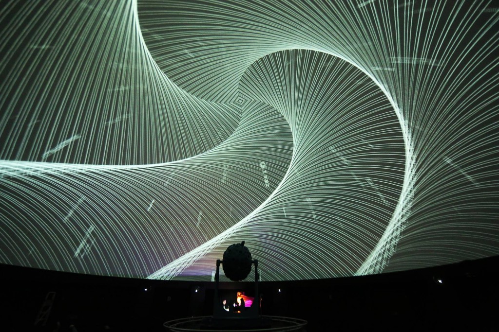 Die Kuppel des Planetariums setzt Kai Schumachers stark visuell geprägte Grundidee zum Album "Insomnia" mit Bildern des Berliner Videokünstlers Marco Moo in Szene (Foto: Marco Moo)