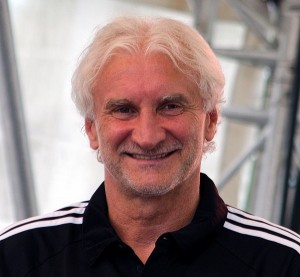 Rudi Völler kann auch lächeln. Quelle: Wikipedia: Foto: Fuguito, Lizenz: CC-BY-SA 4.0